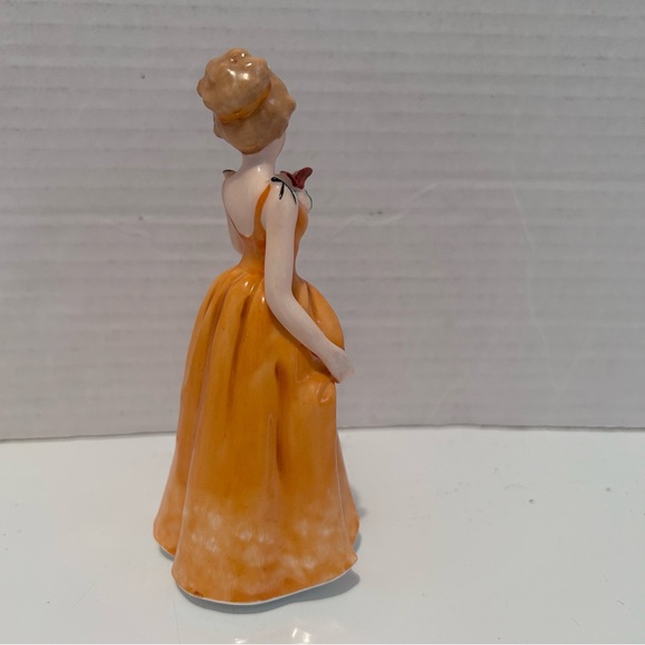 Maruri Masterpiece Beautiful Woman Figurine in yellow gown 5-1/4” tall - Picture 8 of 8